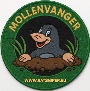 Leuke afbeelding van een lachende mol die uit de grond komt, omringd door gras.